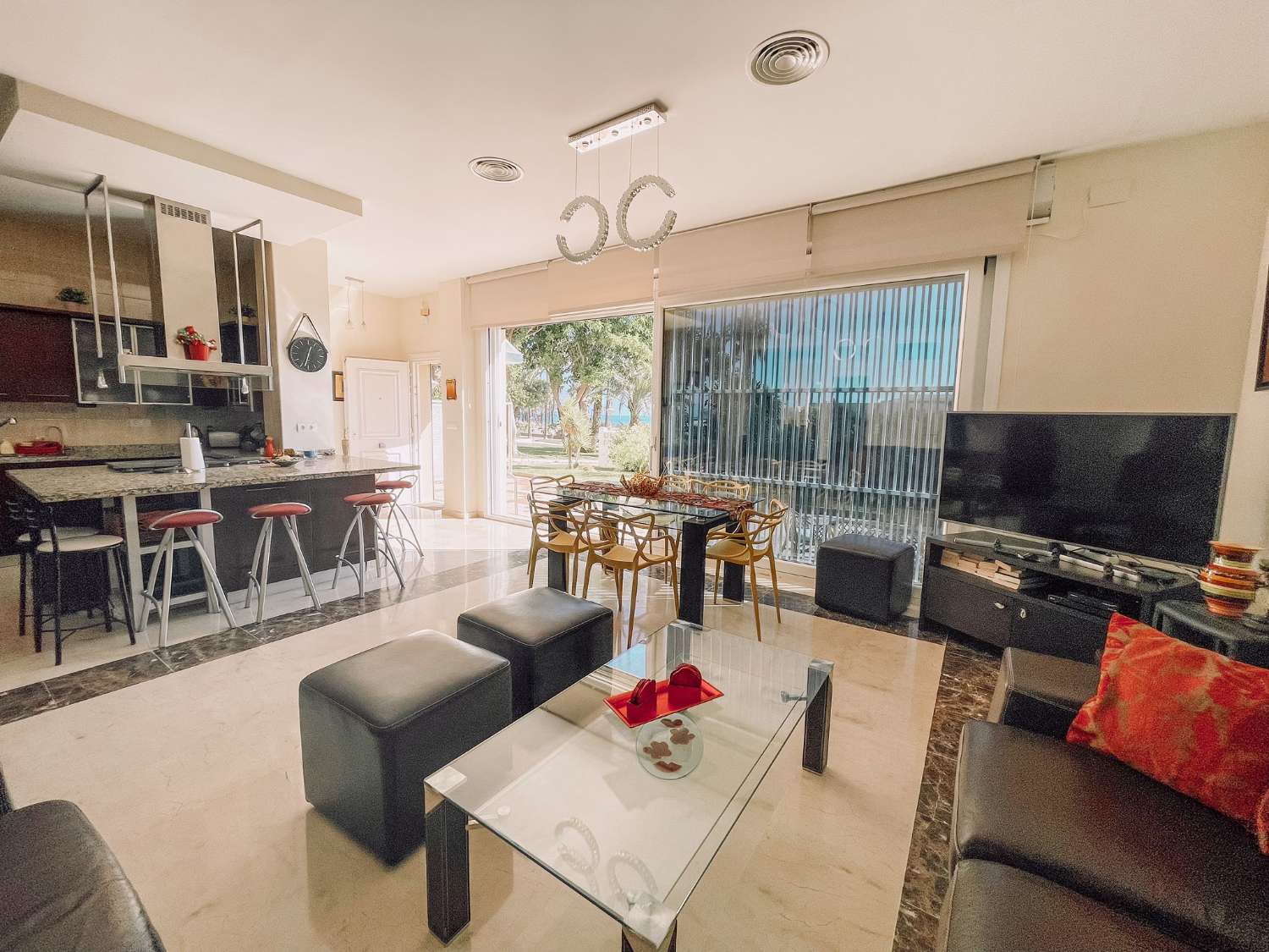 Fantastico apartamento de 3 dormtiorios en plena Carihuela con gran zona de terraza y en primera linea de la Playa