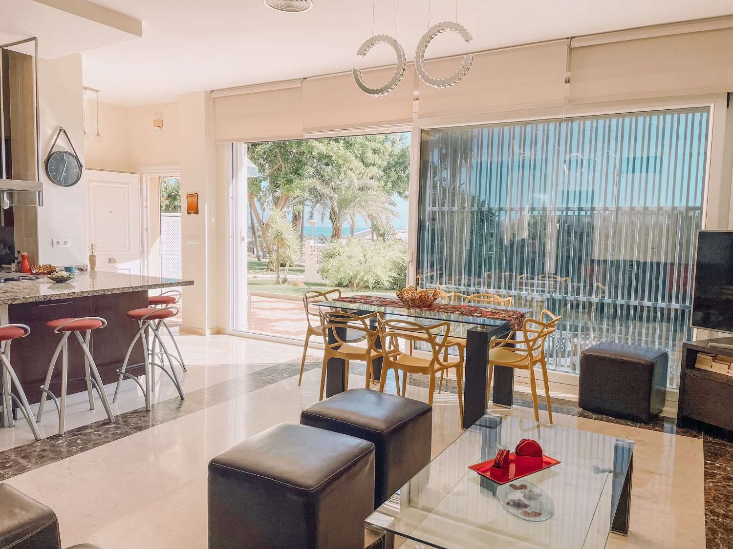 Fantastico apartamento de 3 dormtiorios en plena Carihuela con gran zona de terraza y en primera linea de la Playa