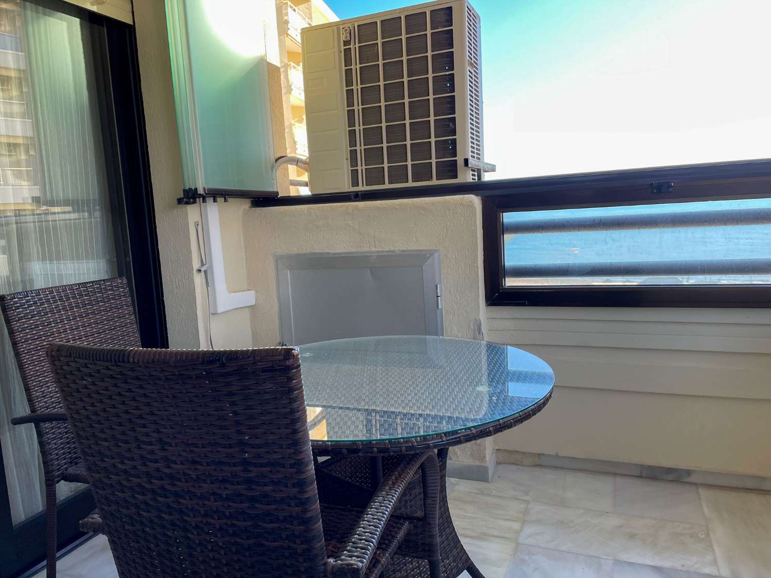 FANTASTICO APARTAMENTO CON VISTAS AL MAR EN PRIMERA LINEA DE LA PLAYA DE LA CARIHUELA